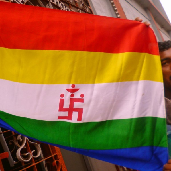 1. A dzsain zászló az Ezer Oszlop Templomának városában